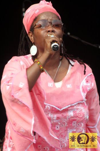 Sister Carol (Jam) with The Artikal Crew - Reggae Geel Festival, Belgien 05. August 2006 (7).jpg
